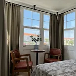 Moonbox Hotel *