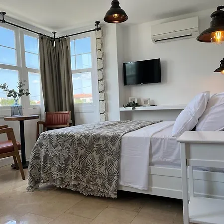 Moonbox Hotel *