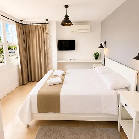 Moonbox Hotel *